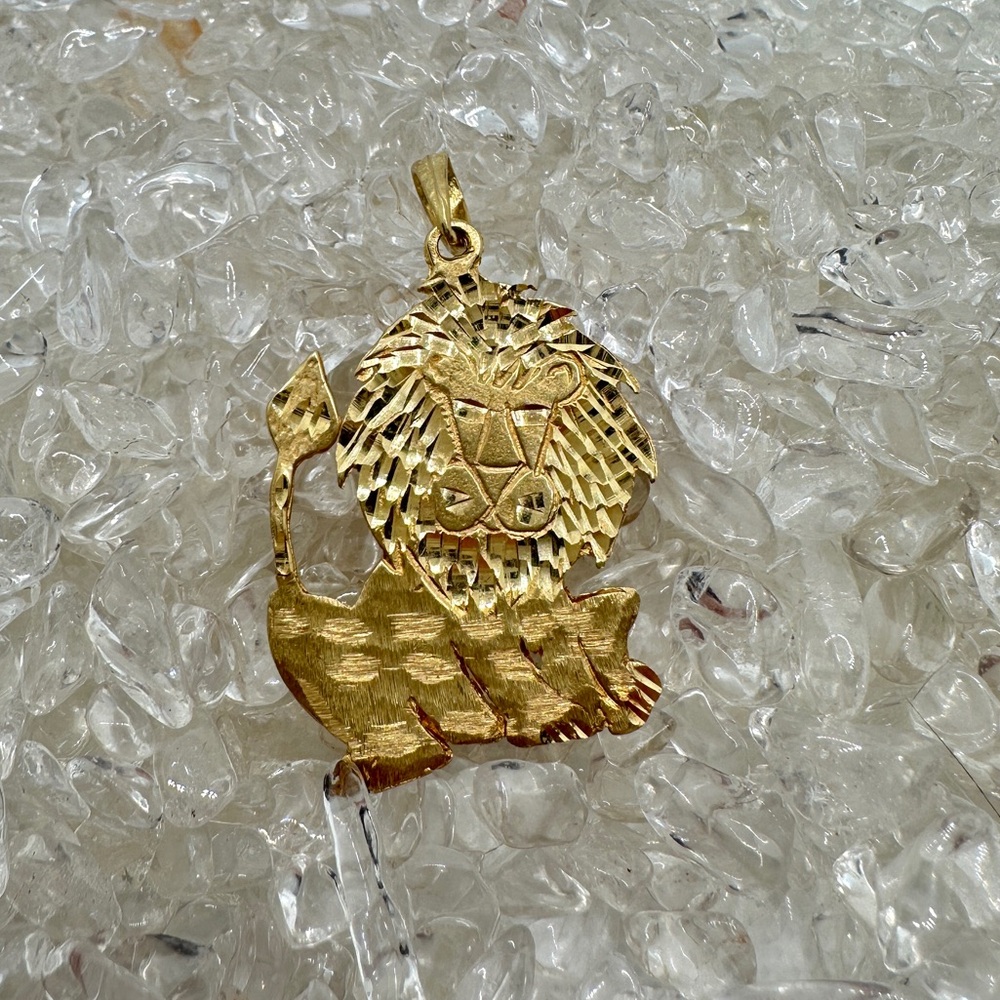 VINTAGE 14k solid Gold Lion Pendant